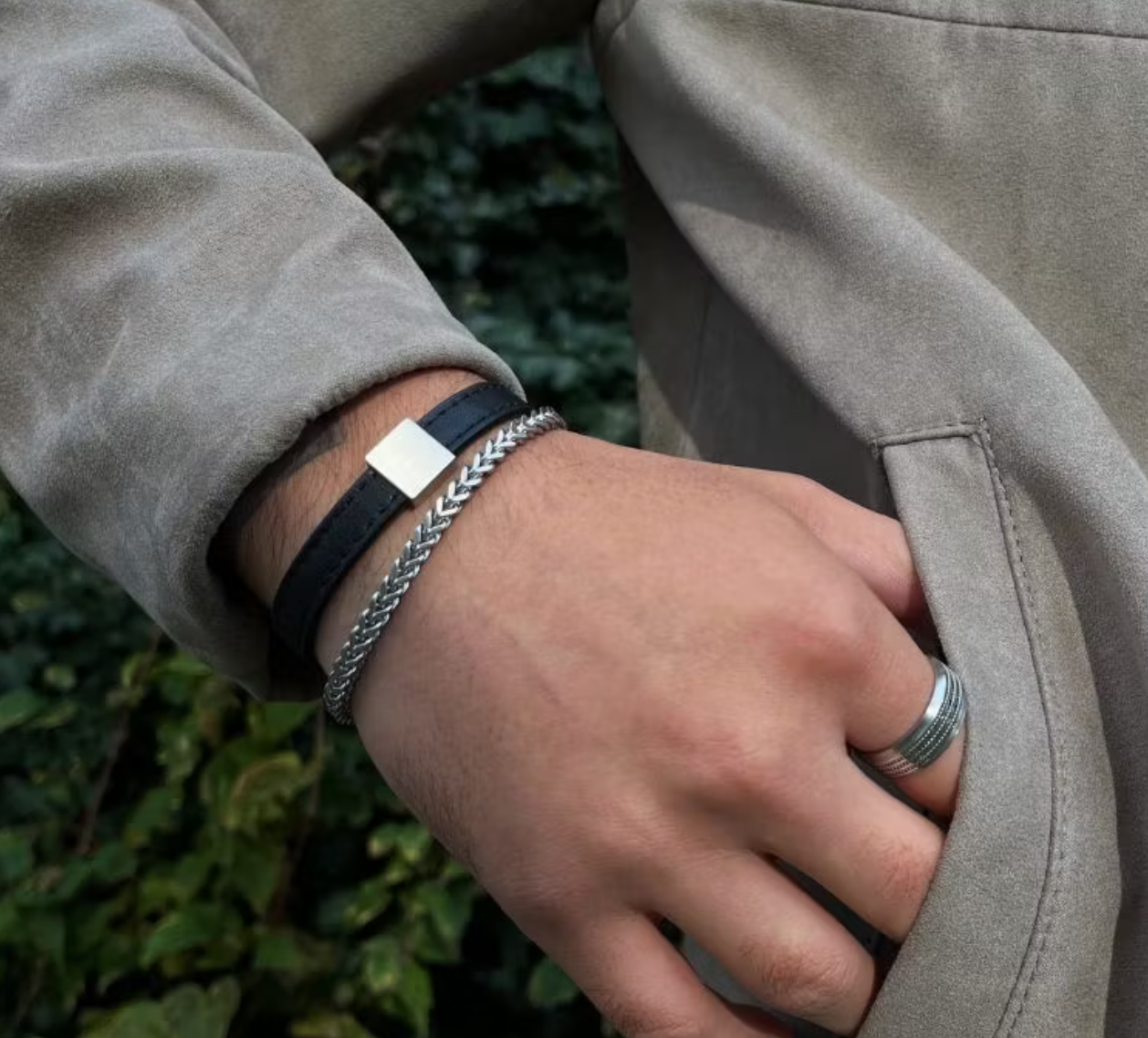 Sintridou-smycken visas av modell. 