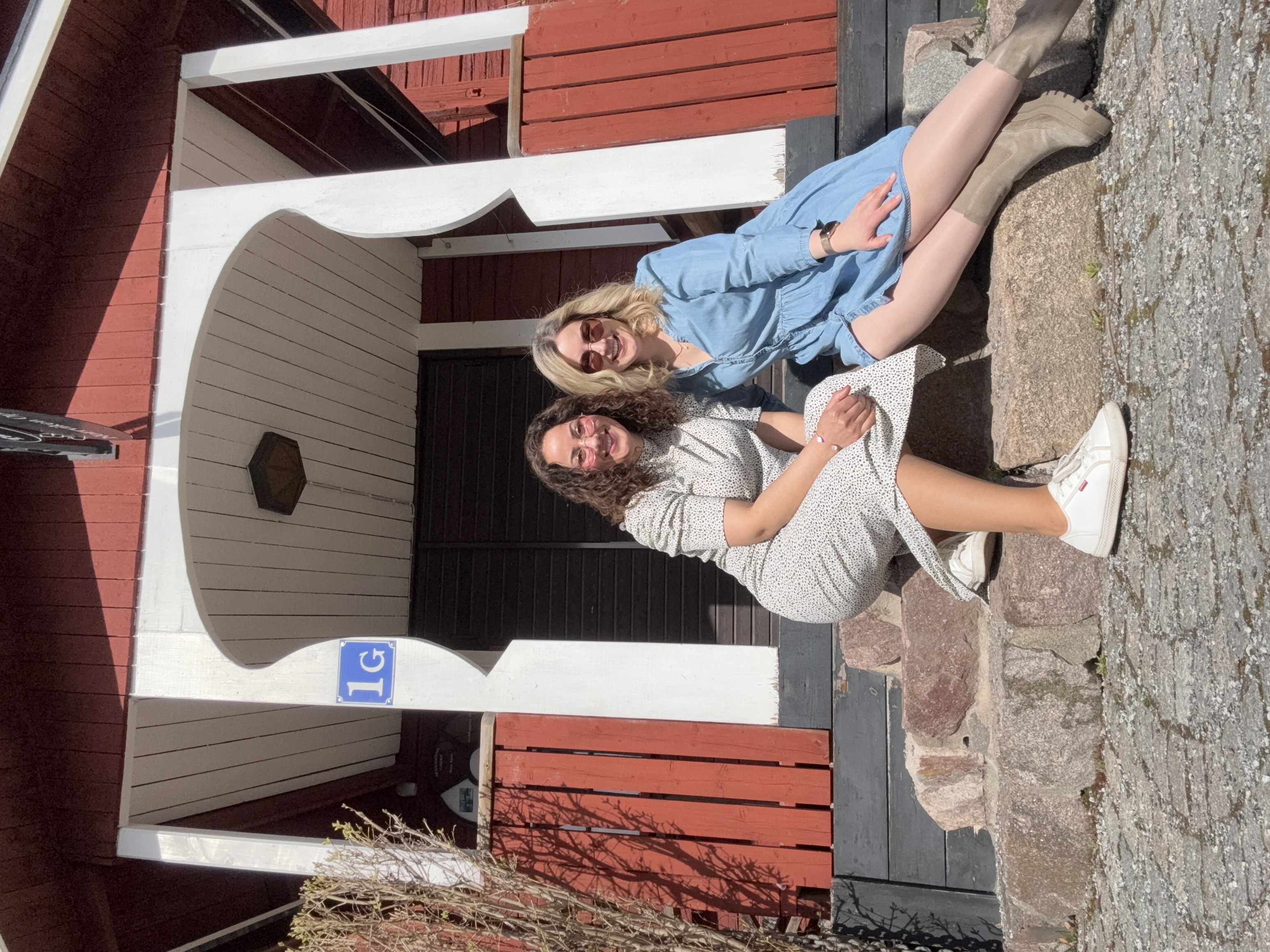 Unni La Fleur Rosengren, leg optiker och Gaida Kareem, leg optiker sitter framför entrén till Norrviken Optik