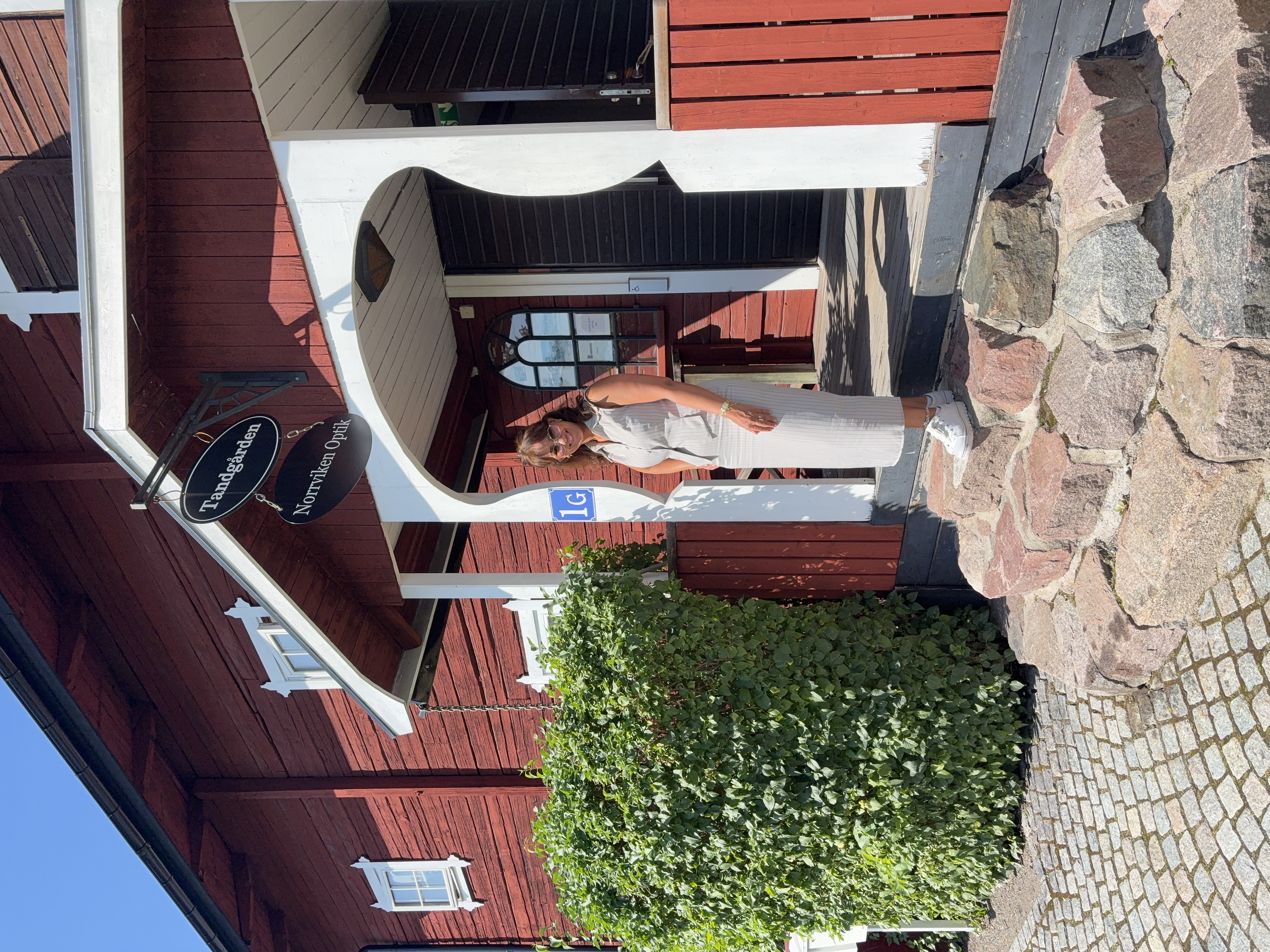 Unni La Fleur Rosengren, leg optiker och Gaida Kareem, leg optiker sitter framför entrén till Norrviken Optik
